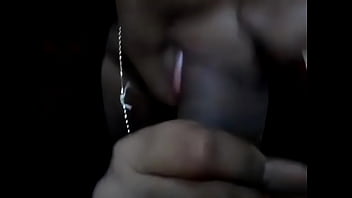 Istri Desi Panas Memberikan Blowjob Yang Menggoda
