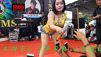 Sintya Riske Menggoda Dengan Gerakan Liar Di Atas Panggung