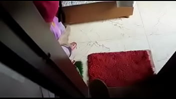 Pembantu Desi Suka Pamer Tubuh Seksi