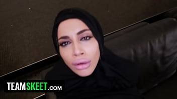 Gadis Muslim Arab Montok (victoria June) Selingkuh Dari Suami Dengan Hijab Menggoda – Teamskeet
