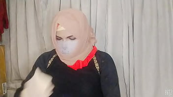 Gadis Berhijab Mengikat Diri Dengan Nafsu