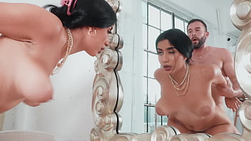 Gadis Arab Berpayudara Besar Alami Digerogoti Ganas Oleh Kontol Raksasa