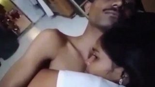 Buka-buka Baju Bhabhi, Main Di Ranjang Sampai Basah