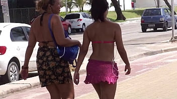 Gadis Manis Nan Menggoda Berjalan Ke Pantai Dengan Pantat Yang Memikat!