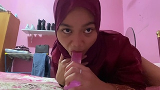 Clara Asyik Belajar Ngentot Pakai Dildo