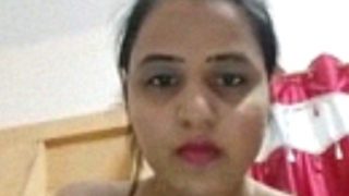 Desi Gadha Mast Chuchi Dikha Rahi Hai, Hindi Mein Gandi Baatein Karte Hue