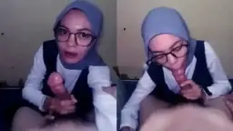 Gadis Berjilbab Yang Gila Mengulum Kontol