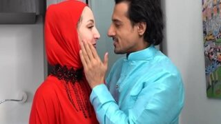 Kekasih Menghancurkan Gadis Berhijab Yang Nakal Di Hadapan Suaminya