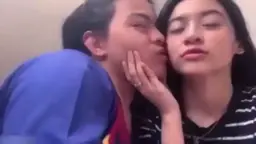 Pasangan Mesra Beraksi Di Kamar Kos