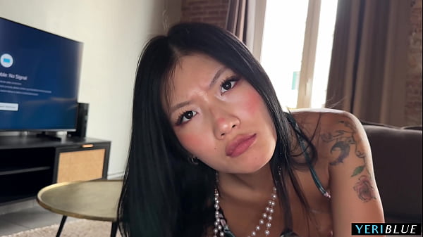 Dia Menangkap Adik Tirinya Yang Tionghoa Mengirim Foto Bugil!