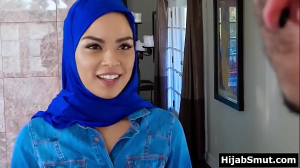 Gadis Muslimah Panas Digoyang Keras Oleh Dua Tukang Pindahan