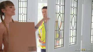 Kurir Pengiriman Yang Menggoda: Video Panas Penuh Nafsu Dari Brazzers