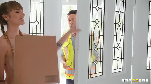 Kurir Pengiriman Yang Menggoda: Video Panas Penuh Nafsu Dari Brazzers