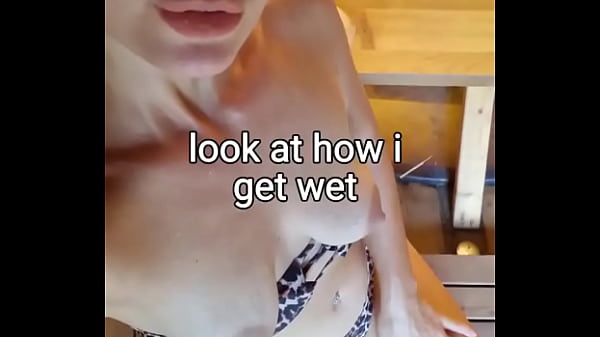 Gadis Asia Seksi Brunet Bergaya Bikini Dengan Tato Menggoda