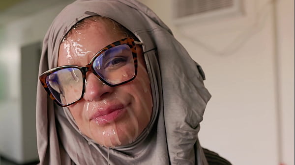 Wanita Berhijab Cosplay – Ibu Rumah Tangga Amerika Dihardcore