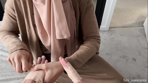 Ibu Tiri Arab Menggoda Anak Tiri Yang Tangannya Patah Dengan Rayuan Mesra