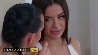 Texas Patti Dan Martina Smeraldi Pamer Kemampuan Sembur Mereka Dalam Tiga Serangkai Yang Tak Terlupakan