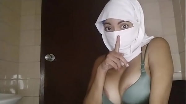Istri Muslim Arab Yang Bergairah Menggoda, Mengocok Memek Basah Dan Muncrat Diam-diam Saat Suami Pergi