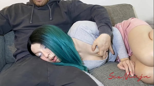 Menggoda Kakak Tiriku Hanya Untuk Rebah Di Pangkuannya Dan Tidur Nyenyak