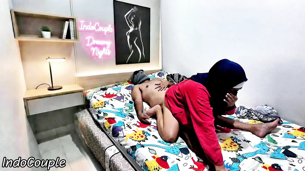 Aku Mergoki Adik Berhijabku Lagi Bosan Di Kamarnya Aku Muasin Dia Dengan Senang Hati .crot Di Dalam Memeknya