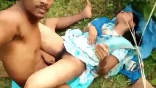 Desi Mesum Ngentot Pacar Menikahnya Di Luar Ruangan Di Semak-semak