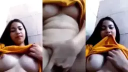 Gadis Muda Dengan Payudara Montok Yang Menggairahkan
