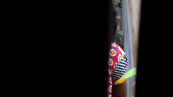 Desi Mengencingi Dan Menyiram Dengan Air Seni 4.avi