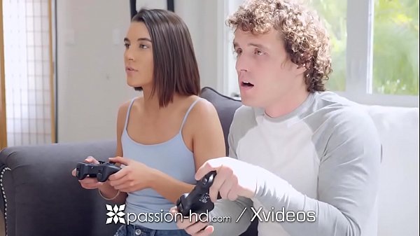 Kakak Tiri Tergoda Kontol Gede Saat Main Game Bareng