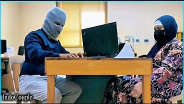 Istri Berhijab Yang Alim Ternyata Selingkuh Dengan Rekan Kantor, Diam-diam Puaskan Hasratnya Pakai Vibrator Kesayangan.