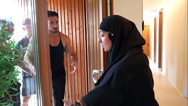 Gadis Arab Ingin Menjaga Keperawanannya, Tapi Empat Pria Menggoda Hasratnya.