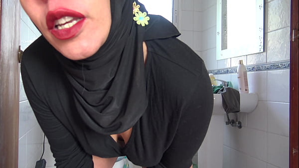Milf Biseksual Turki Memancurkan Air Seni Dari Celah Berbulu Lebatnya