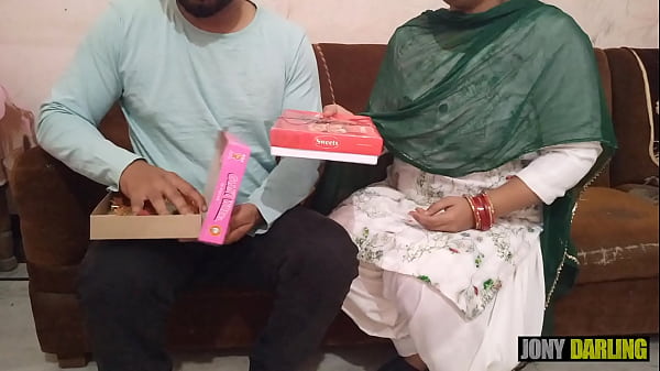 Diwali Ki Raat Maami Ki Geeli Choot Mein Patakhe Fodkar Maza Liya