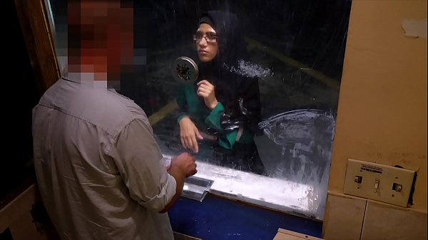 Arab Wanita Putus Asa Menggoyang Ranjang Di Motel Kelam Demi Uang