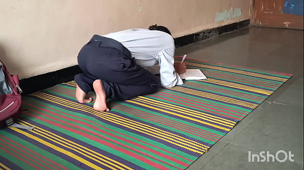 Gadis Perawan Kampus Digerogoti Guru Les Privat Di Ranjang.