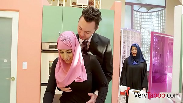 Putri Tiri Arab Berhijab Menggoda Ella Knox Dengan Rayuan Mesra