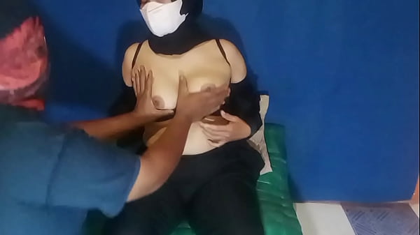 Menggoda Memek Satpam Perempuan Yang Sedang Kesal Sampai Muncrat Dengan Mainan Seks