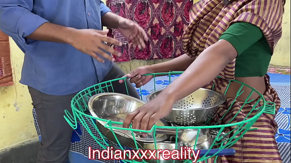 Kisah Panas Keluarga Tiri India Dengan Suara Hindi Yang Menggoda