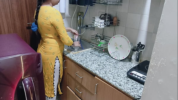 Nafsu Ibu Tiriku Di Dapur – Adegan Panas Hindi