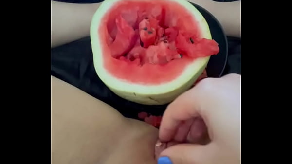 Semangat Gila! Buah Semangka Bikin Vagina Mengerang Tak Kunjung Henti – Video Panjang Arab Terbaru 2025 – Amatir Saudi Paling Hot – Putih Salju Arab Gila Masturbasi Ekstrem – Fetish Makanan Yang Membara – Buah Segar Di Lubang Dengkul Tua Perawan – Gadis Los Angeles Usa