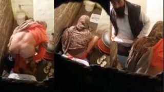Pasangan Desi Punjabi Bercinta Liar Di Toilet Umum