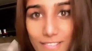 Poonam Pandey Buka Areola Saat Live Instagram