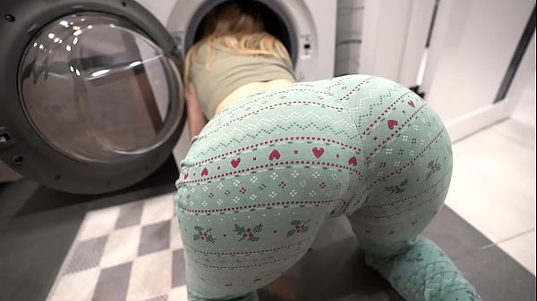 Kakak Tiri Menggila, Ngentot Adik Tirinya Yang Terjebak Di Dalam Mesin Cuci Sampai Keluar Air Mani Di Dalamnya