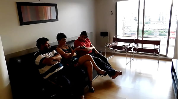 Tak Ada Yang Seru Di Tv, Jadi Aku Goyang Tukang Ledeng Dan Teman Suamiku Sampai Puas