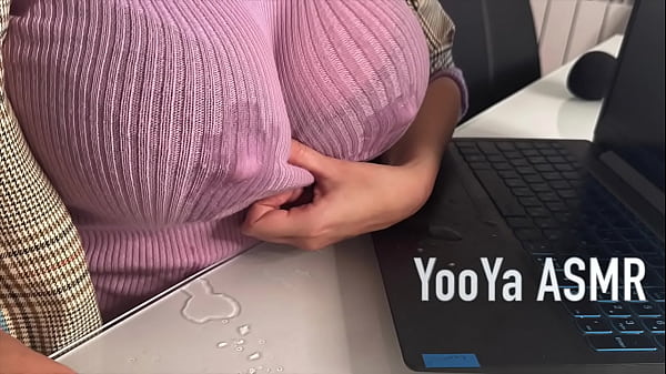 Ibu Tiri Menggoda Anak Tirinya Di Kantor, Memamerkan Puting Susu Montok Dan Merangsang Kontol Besarnya Dengan Handjob
