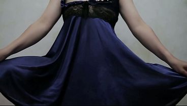 Gadis Indo Bergawe Biru Jongkok Sambil Mengocok Memek
