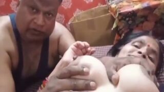 Video Aunty Tua Ngentot Sama Tetangga, Nikmatin Kontol Besar Di Rumah