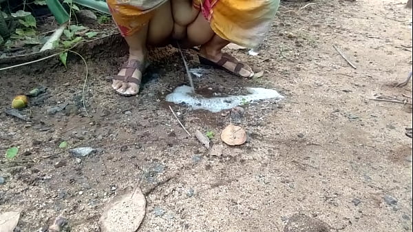 Tonton Wajib, Tanteku Desi Kencing Di Alam Bebas, Bikin Greget Sampe Basah.