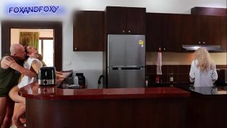 Hampir Ketahuan Dikrempi Anal Dadakan, Ngentot Pantat Di Dapur Dekat Ibu Mertua Lagi Masak Sarapan