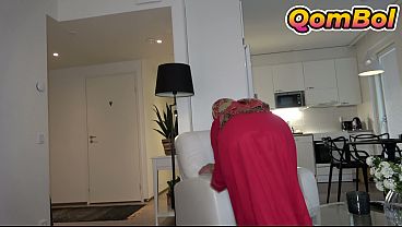 Menggoda Adik Tiriku Berjilbab Usai Ia Selesai Membersihkan Rumah