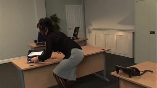Kerry Louise Nungging Di Meja Bos, Nahan Gebrakan Dari Belakang.